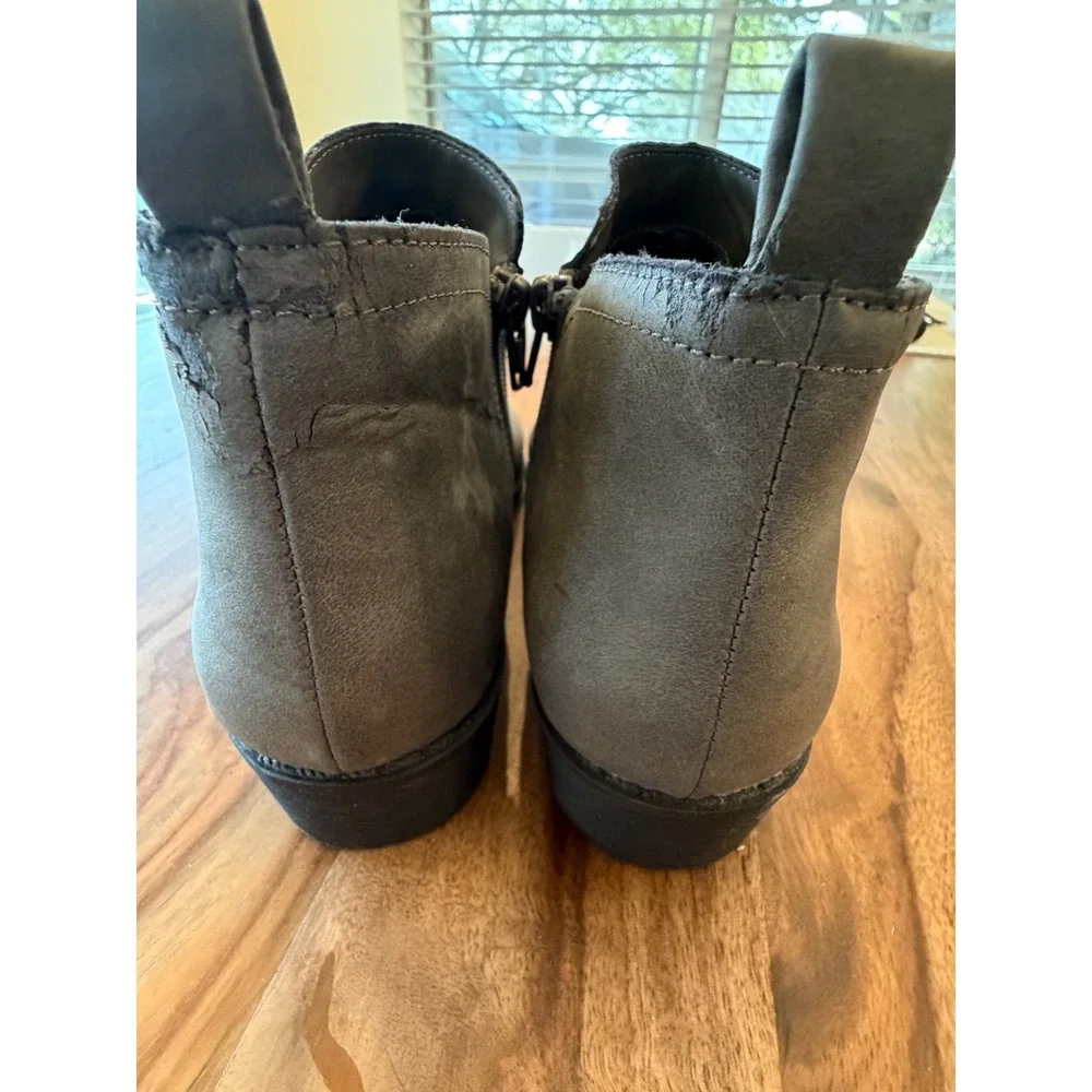 Sun +‎ Stone Womens Grey Faux Suede Ankle Boots Side Zip Cutout Booties Size 7